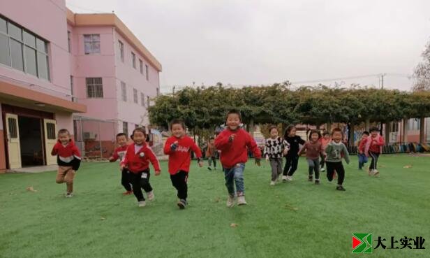 幼兒園鋪設(shè)綠色人造草坪